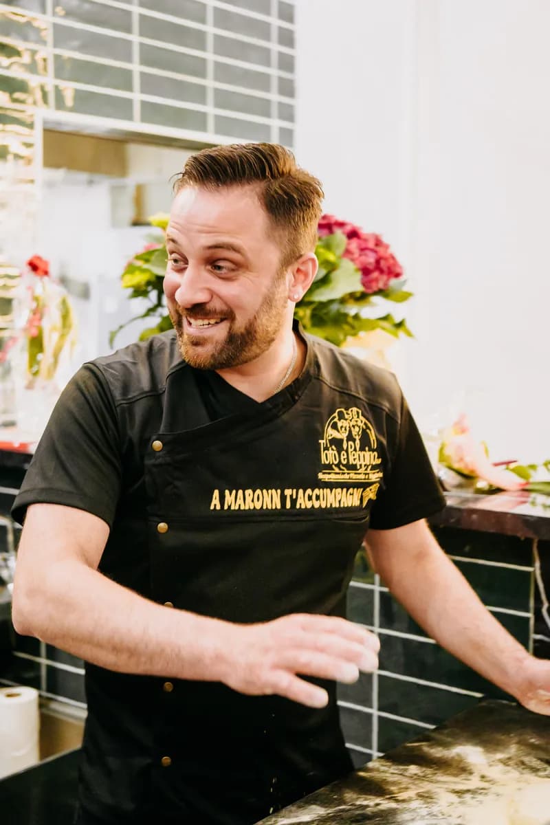 Der Inhaber von Totò e Peppino bei der Arbeit im Restaurant