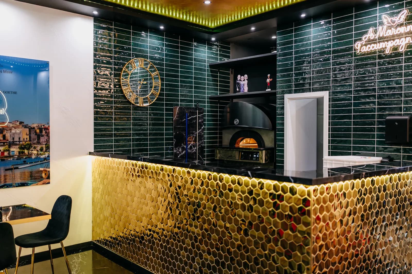 Die moderne Bar und Theke für Getränke und Kaffeespezialitäten