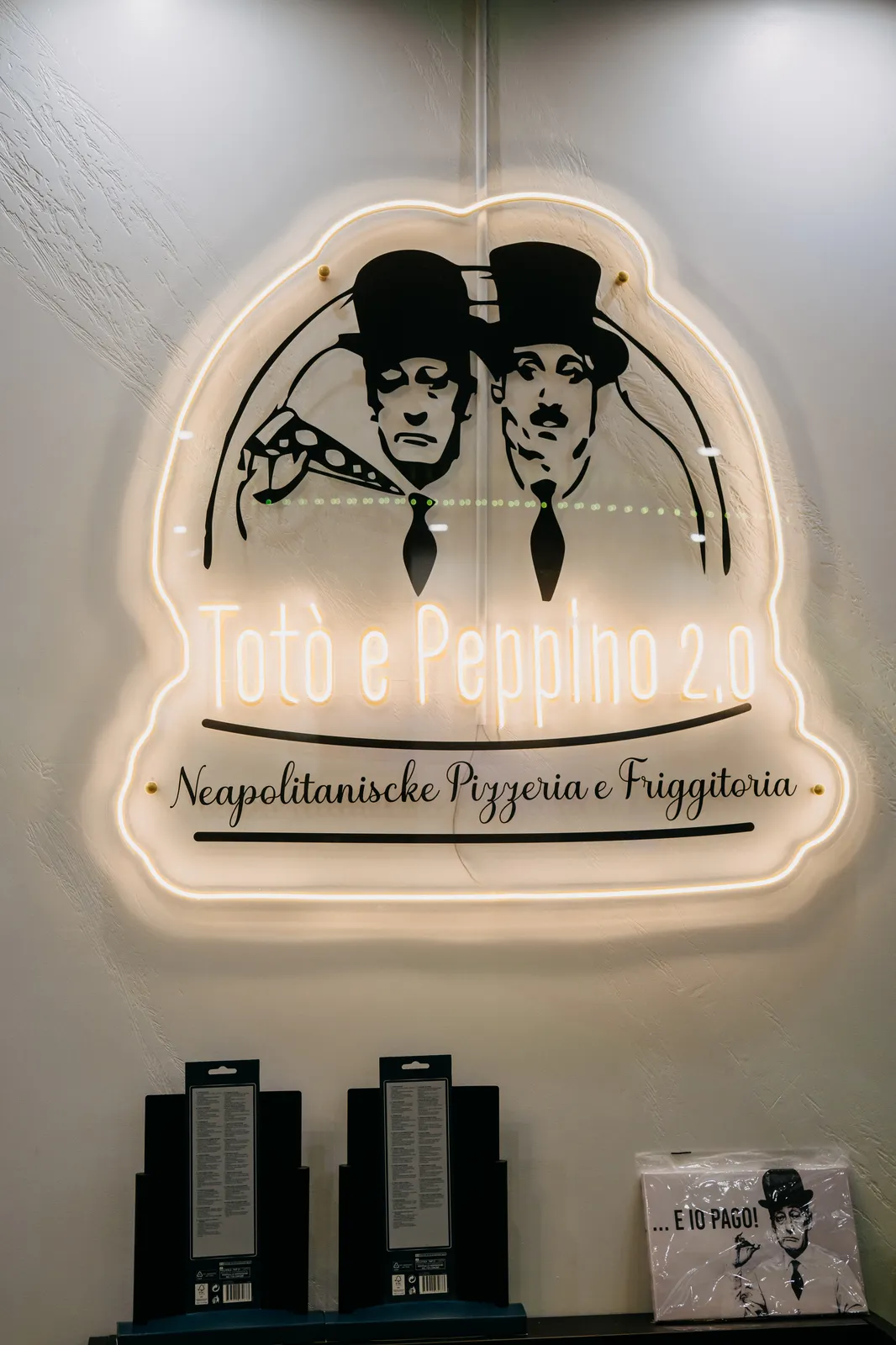 Das beleuchtete Totò e Peppino Schild am Eingang